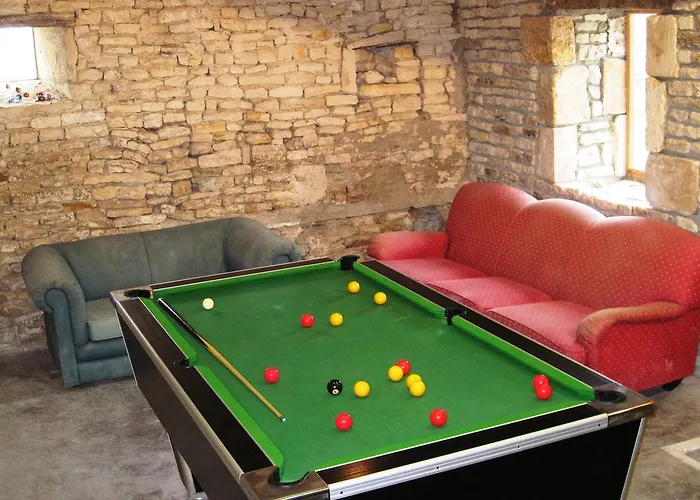 Le Noisetier At Les Hiboux *